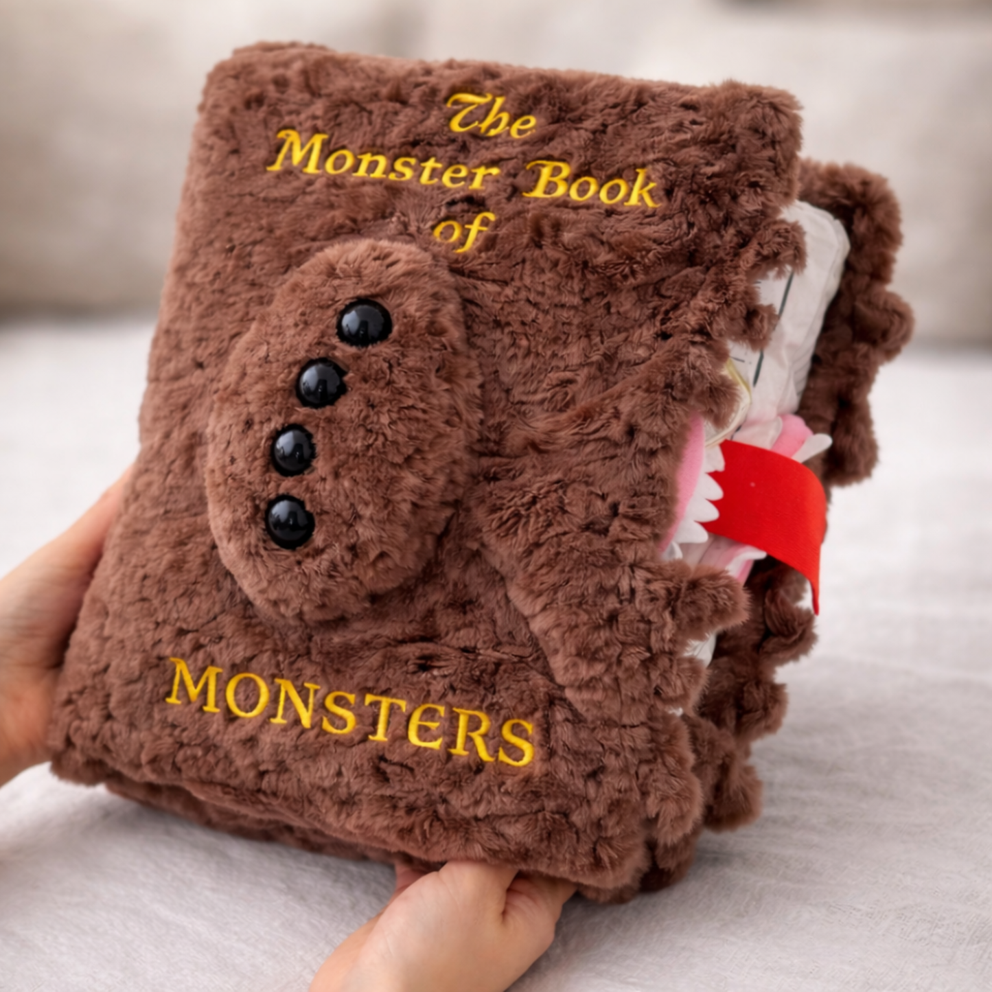 Almohada libro de los mounstruos